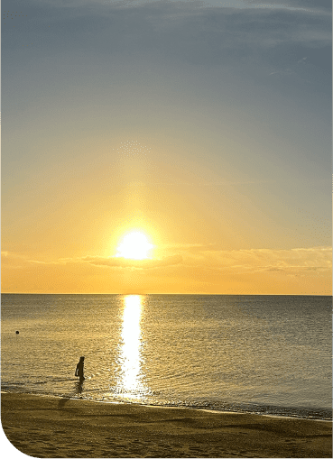 沖縄の海の夕日